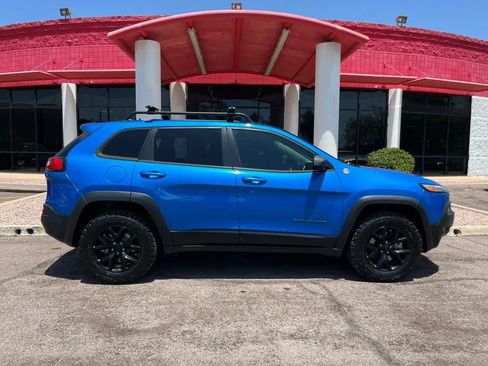 Used 2017 Jeep Cherokee Trailhawk w/ Comfort/Convenience Group AWD/4WD image 5