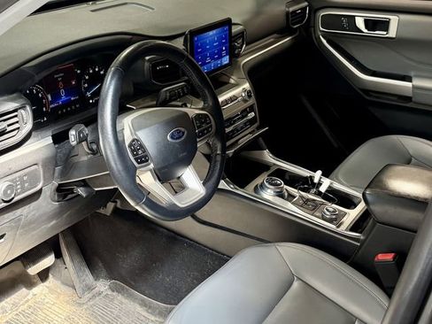 Used 2021 Ford Explorer XLT w/ Equipment Group 202A AWD/4WD image 3