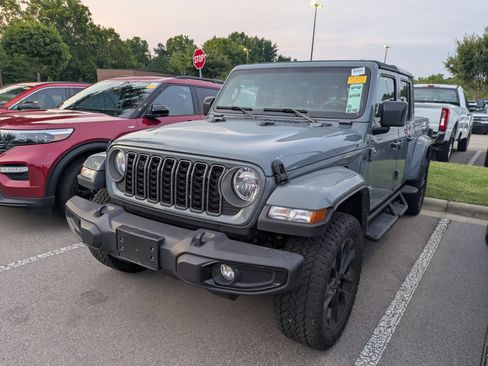Used 2025 Jeep Gladiator Sport AWD/4WD image 3