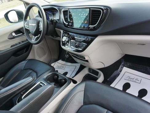 Used 2023 Chrysler Pacifica Touring-L FWD image 22