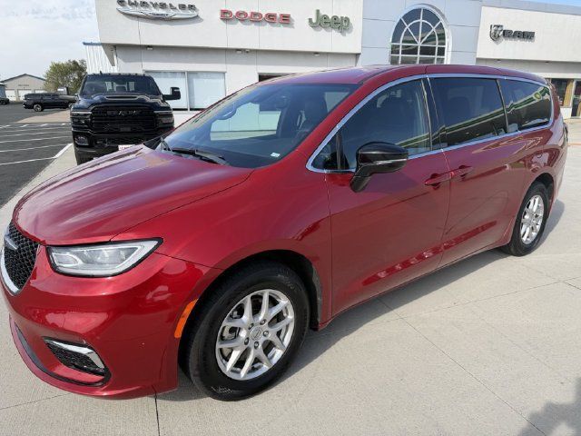 Used 2025 Chrysler Pacifica Select FWD image 4