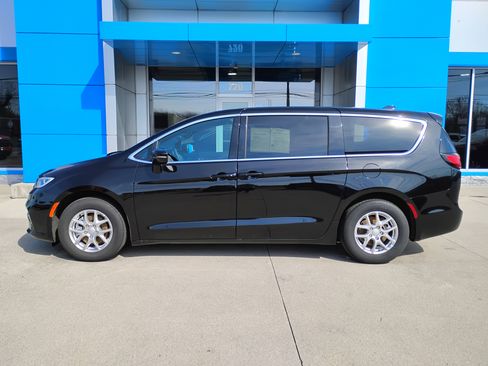 Used 2025 Chrysler Pacifica Select FWD image 31
