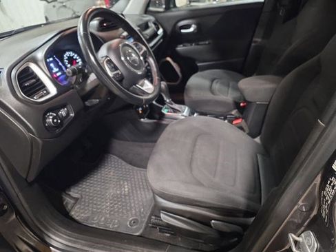 Used 2018 Jeep Renegade Latitude w/ Cold Weather Group image 12