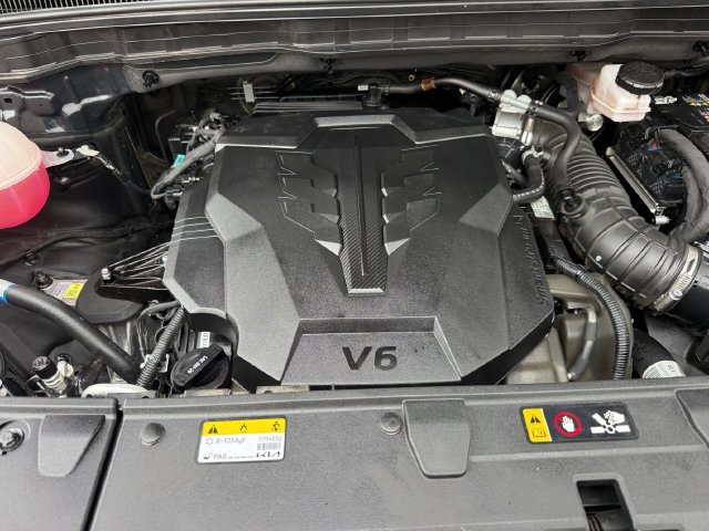 Used 2025 Kia Carnival FWD image 33