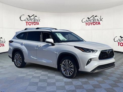 New 2026 Toyota Highlander Platinum AWD/4WD image 3
