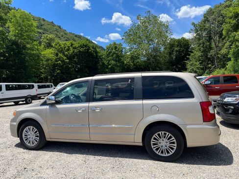 Used 2015 Chrysler Town & Country Touring-L w/ Driver Convenience Group FWD image 7