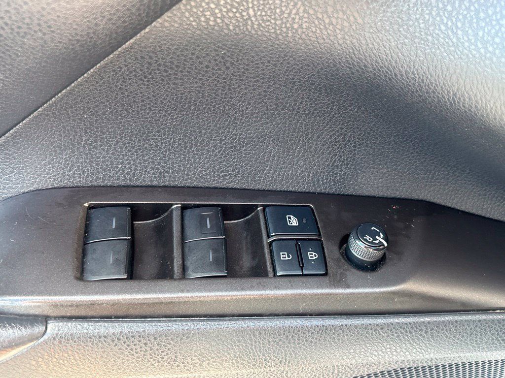 Used 2022 Toyota Camry LE FWD image 7
