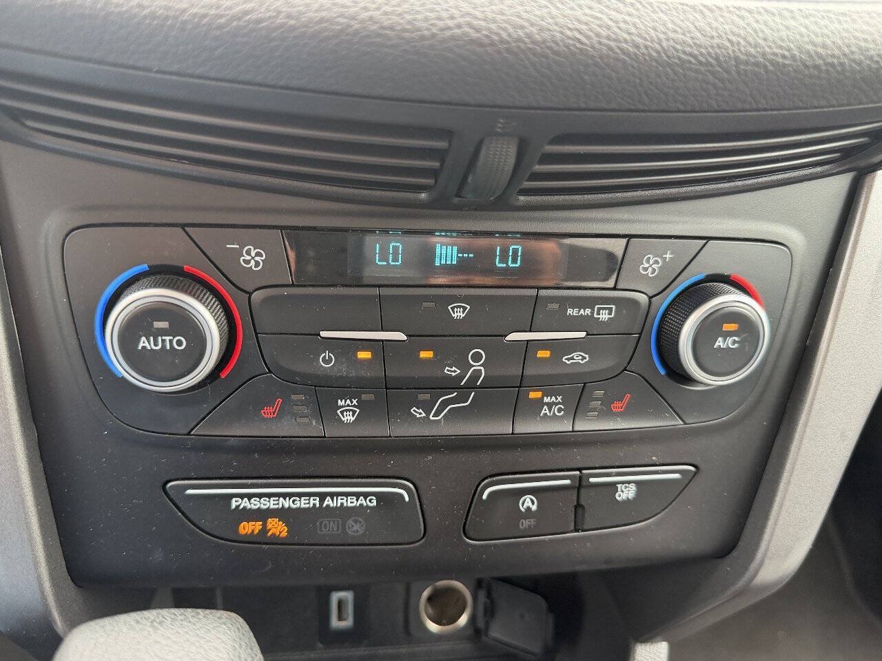 Used 2018 Ford Escape SE w/ Ford Safe & Smart Package AWD/4WD image 16