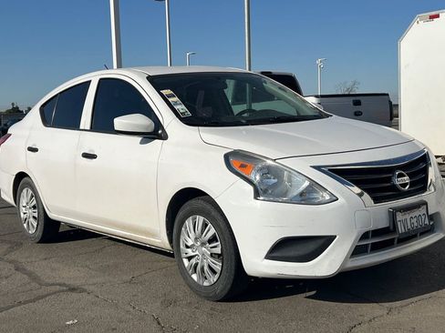 Used 2016 Nissan Versa S FWD image 2