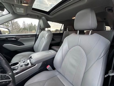 Used 2023 Toyota Highlander Limited image 12