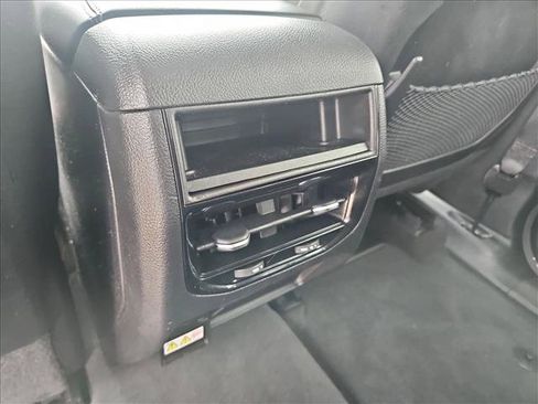 Used 2023 Jeep Grand Cherokee Limited w/ Black Appearance Package AWD/4WD image 15