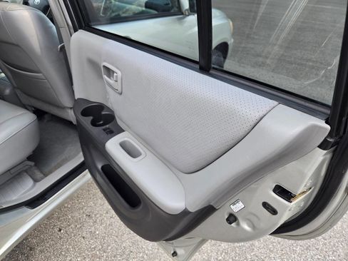 Used 2005 Toyota Highlander 2WD V6 w/ 3rd Row image 29