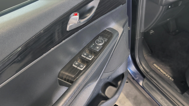 Used 2020 Kia Sorento S AWD/4WD image 13