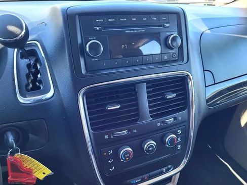 Used 2015 Dodge Grand Caravan American Value Package FWD image 18