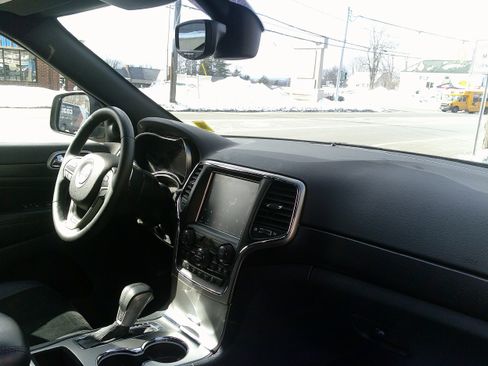 Used 2017 Jeep Grand Cherokee Altitude image 23