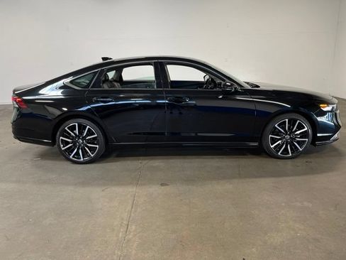 Used 2023 Honda Accord Touring image 2