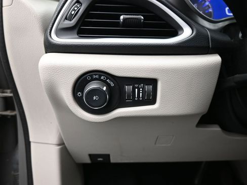 Used 2021 Chrysler Pacifica Touring-L image 33