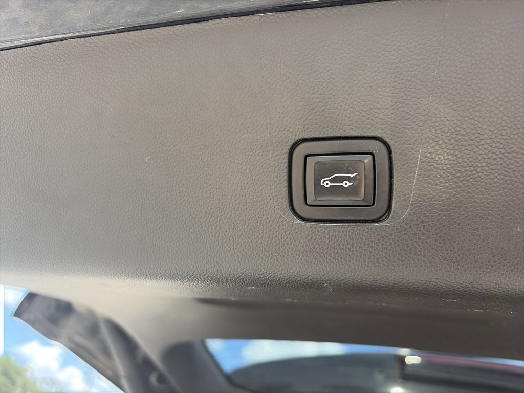 Used 2021 Chevrolet Traverse LT FWD image 31