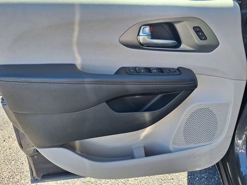 Used 2023 Chrysler Pacifica Touring-L image 30