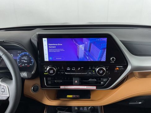 New 2026 Toyota Highlander Platinum AWD/4WD image 11