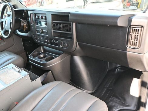 Used 2018 Chevrolet Express 2500 w/ Driver Convenience Package RWD image 6