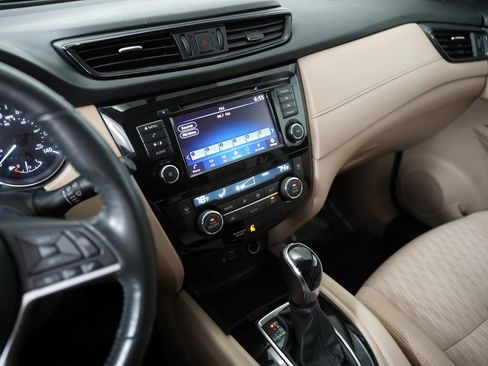 Used 2018 Nissan Rogue SV image 18