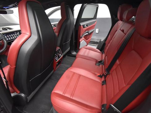 Used 2022 Porsche Cayenne Turbo S w/ Assistance Package image 41