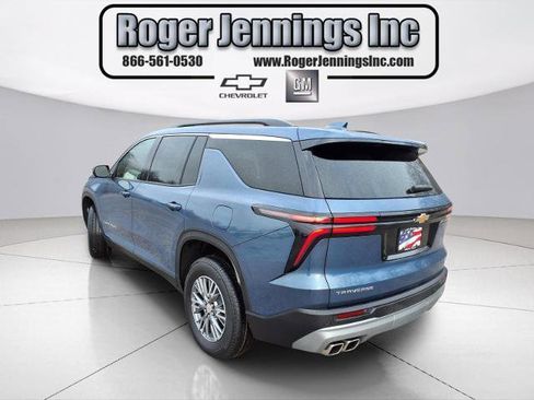 Used 2025 Chevrolet Traverse LT w/ Driver Confidence Package image 3