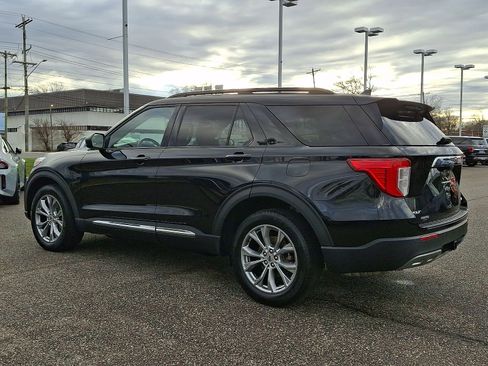 Used 2022 Ford Explorer XLT w/ Equipment Group 202A image 7