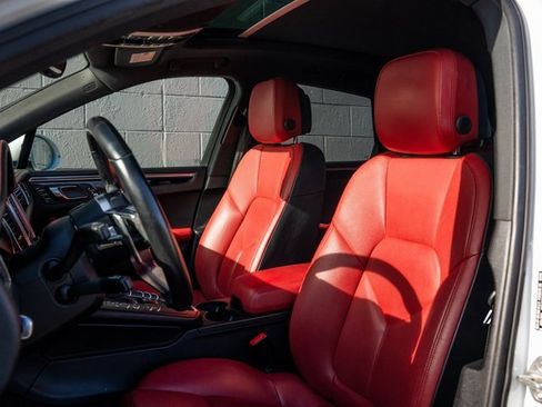 Certified 2018 Porsche Macan image 5