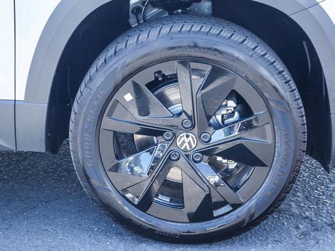 New 2025 Volkswagen Taos SE image 18