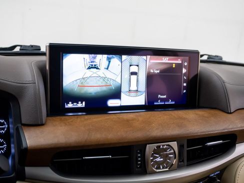 Used 2020 Lexus LX 570 4WD w/ Luxury Package image 33