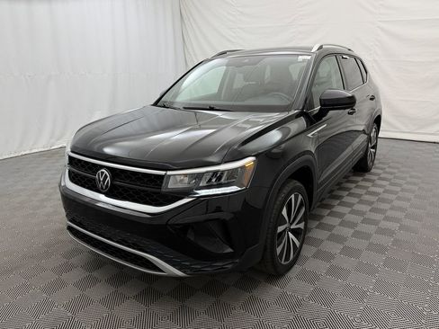 Used 2024 Volkswagen Taos SE image 2