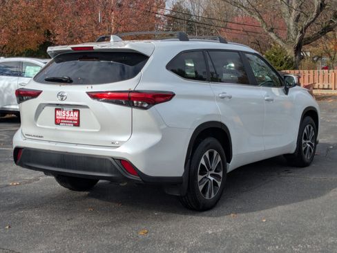 Used 2023 Toyota Highlander XLE image 5