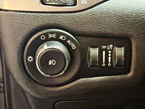 Used 2019 Jeep Cherokee Latitude Plus w/ Cold Weather Group image 17