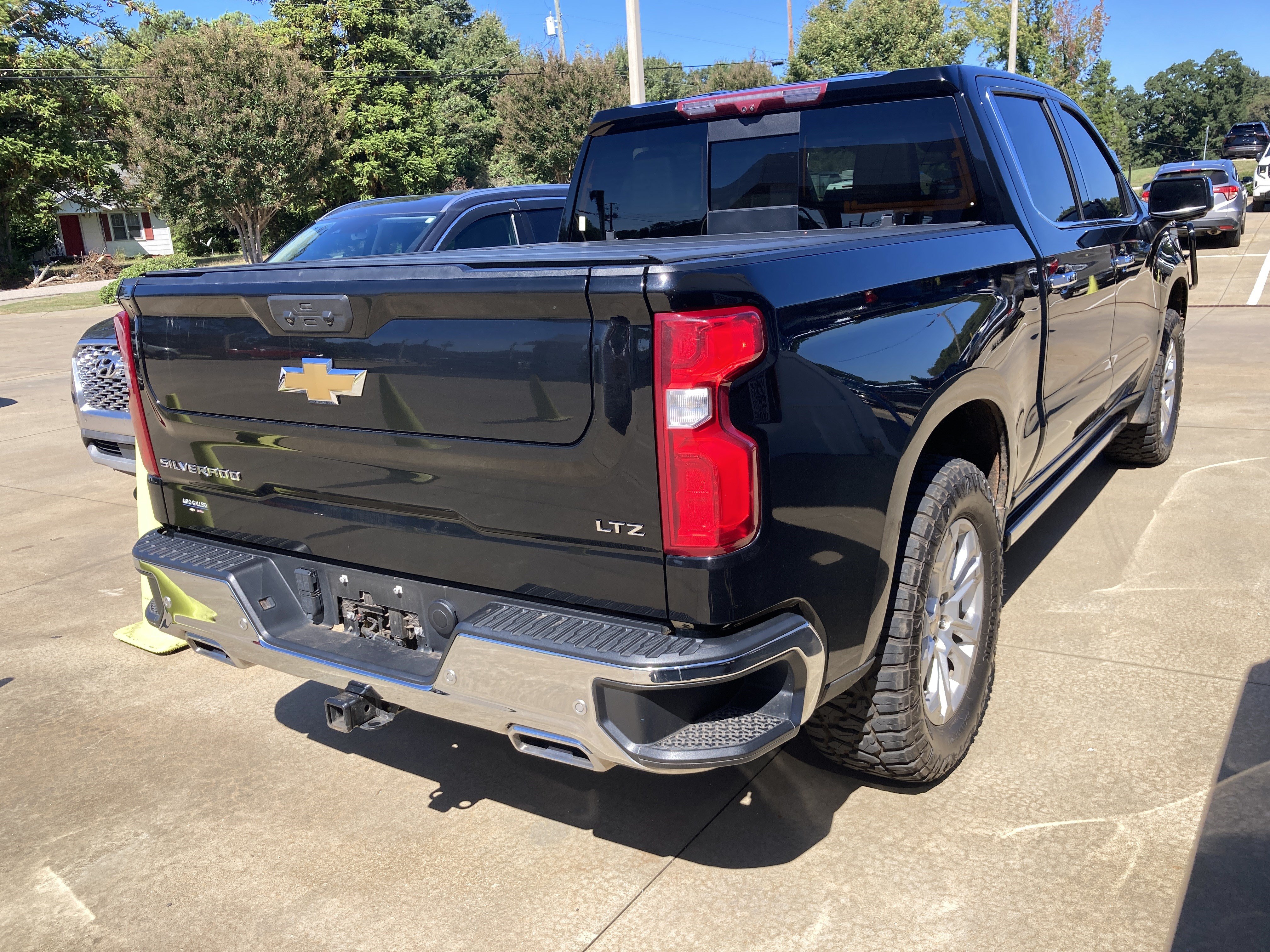 Used 2022 Chevrolet Silverado 1500 LTZ w/ LTZ Premium Package AWD/4WD image 2