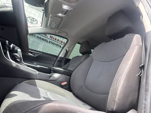 Used 2020 Toyota RAV4 XLE FWD image 10