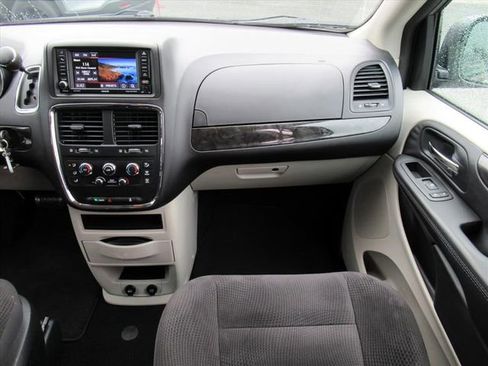 Used 2018 Dodge Grand Caravan SE w/ UConnect Hands-Free Group image 13