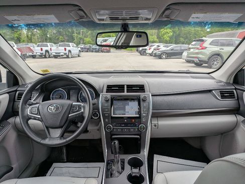 Used 2017 Toyota Camry XLE w/ Moonroof Package FWD image 21