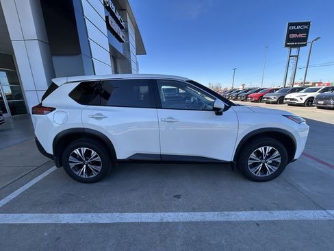Used 2021 Nissan Rogue SV image 4