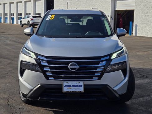 Used 2025 Nissan Rogue SV FWD image 3