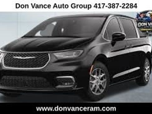 Used 2025 Chrysler Pacifica Select image 1