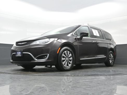 Used 2019 Chrysler Pacifica Touring-L Plus image 28