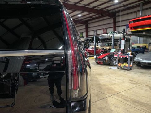 Used 2018 Cadillac Escalade ESV Luxury image 36