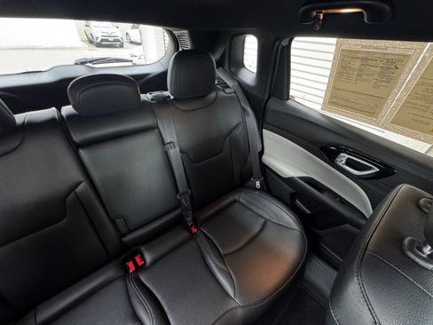 Used 2025 Jeep Compass Limited image 37