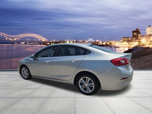 Used 2018 Chevrolet Cruze LT FWD image 3