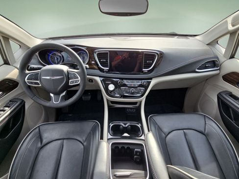 Used 2023 Chrysler Pacifica Limited AWD/4WD image 18