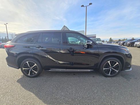Used 2022 Toyota Highlander XSE AWD/4WD image 2