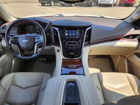 Used 2015 Cadillac Escalade Luxury AWD/4WD image 3