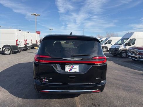 New 2026 Chrysler Pacifica Select AWD/4WD image 4